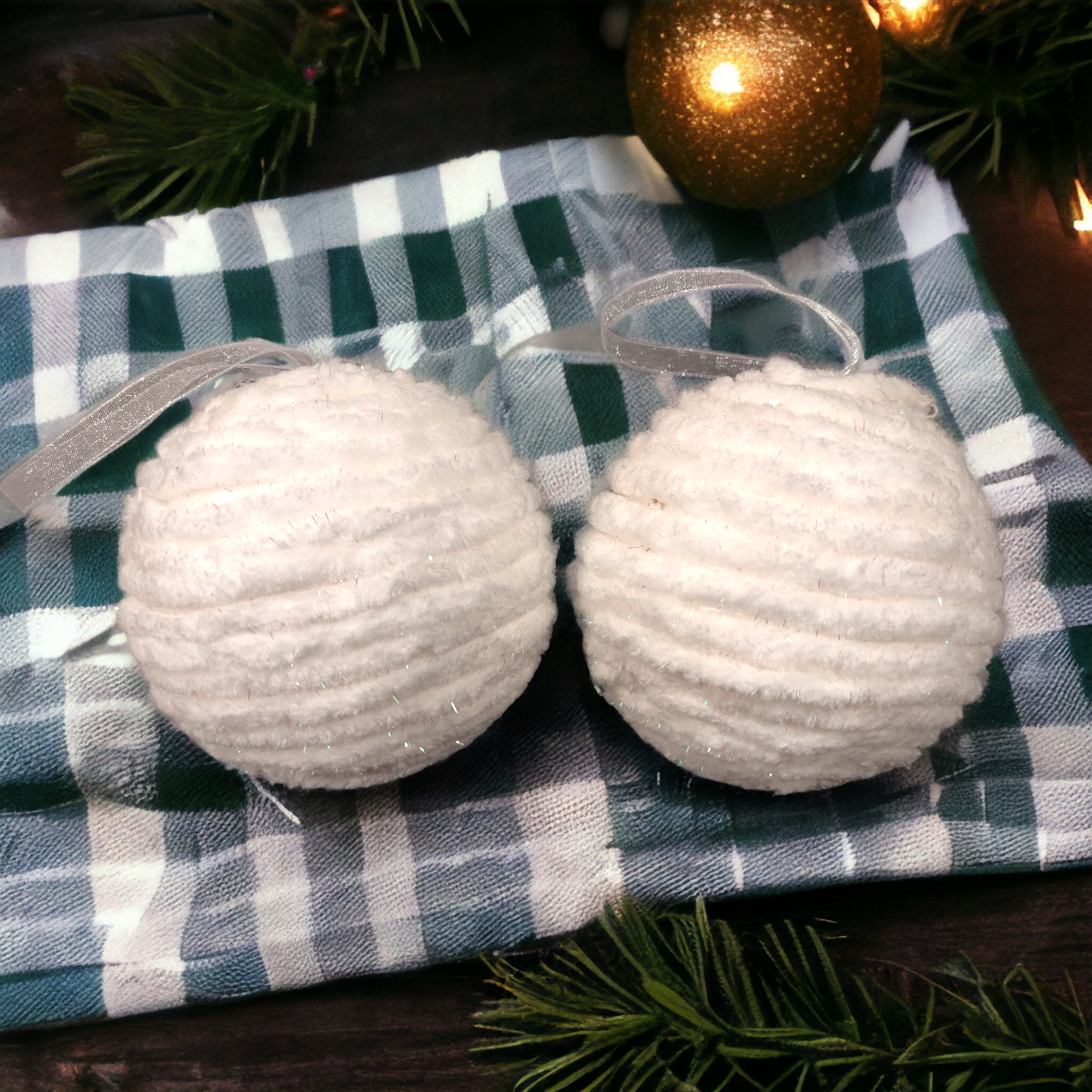 Par de Esferas Navideñas Fieltro Blanco ESF0249BL