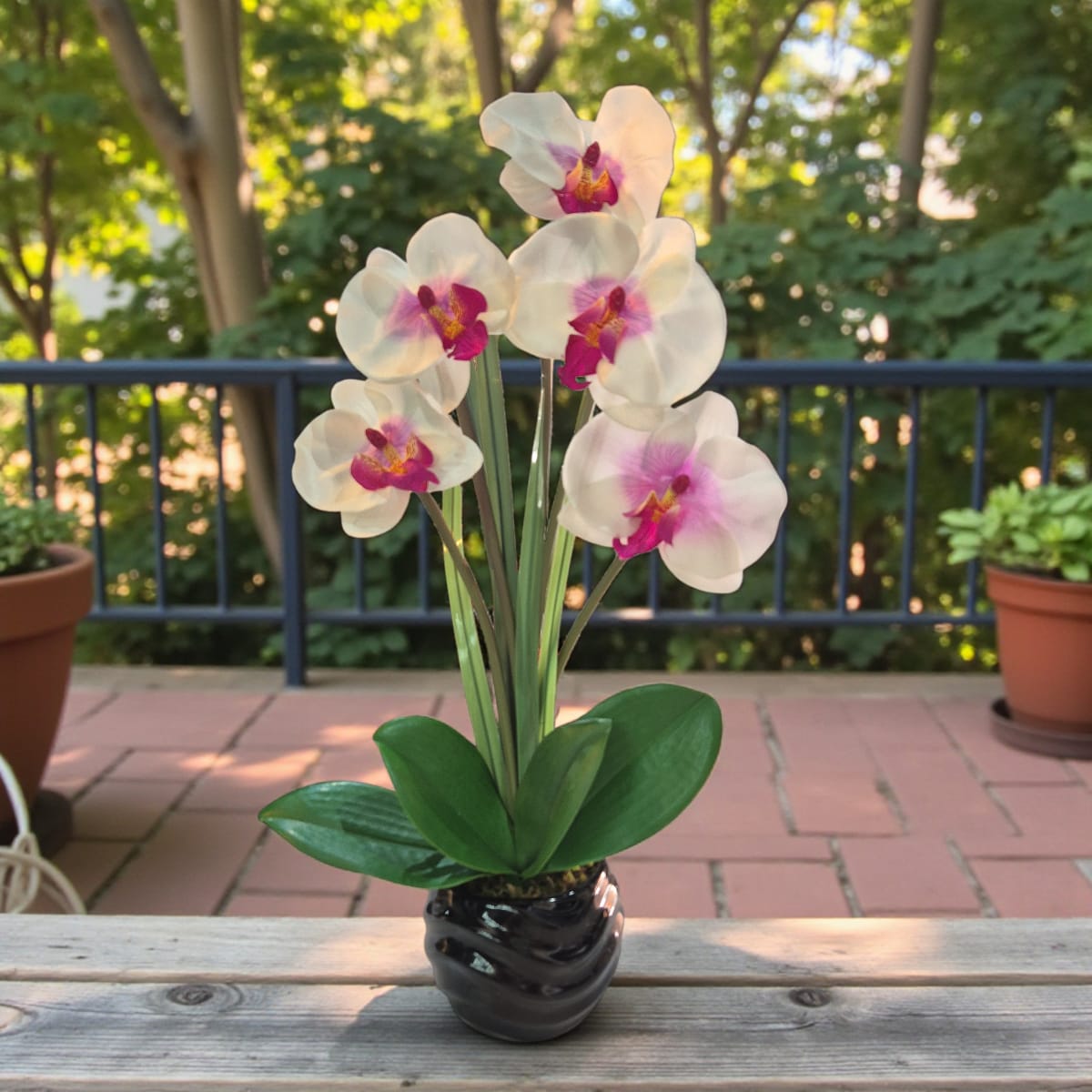 Arreglo Floral de Orquídeas Artificiales Satinadas Blanco/Lila Maceta Negro